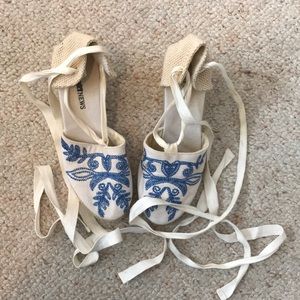 Embroidered espadrille